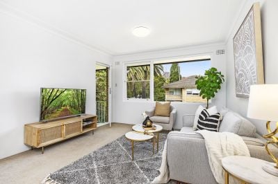 Tranquil top-floor living with natural light and garden surrounds