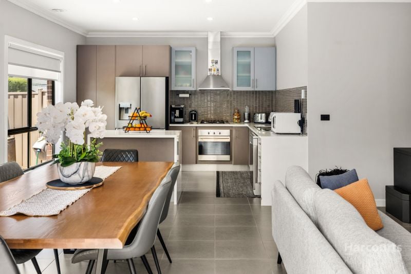 8 Mount Way, Caroline Springs