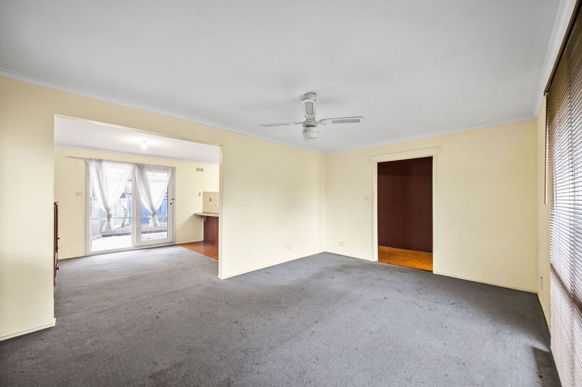 PRIME OPPORTUNITY OPPOSITE CRAIGIEBURN TRAIN STATION - 991m2  (approx) OF ENDLESS POTENTIAL
