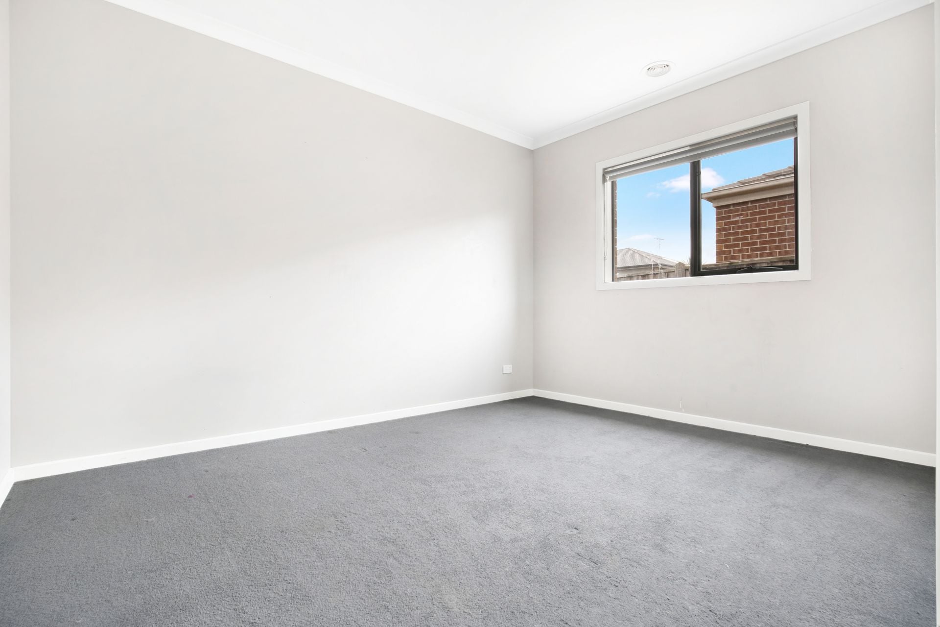 INVITING & MODERN 4 BEDROOM FAMILY HOME