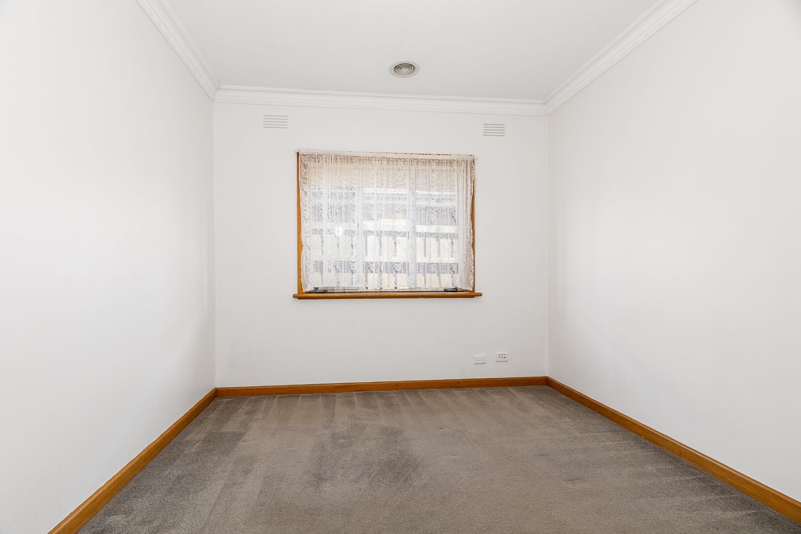 NESTLES CENTRALLY IN THOMASTOWN!