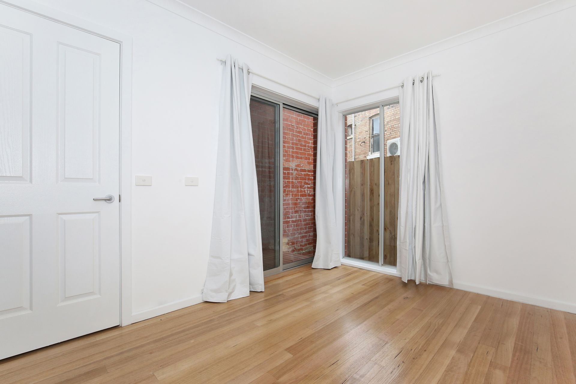 One Bedroom Plus Study Townhouse in Prime Locale!