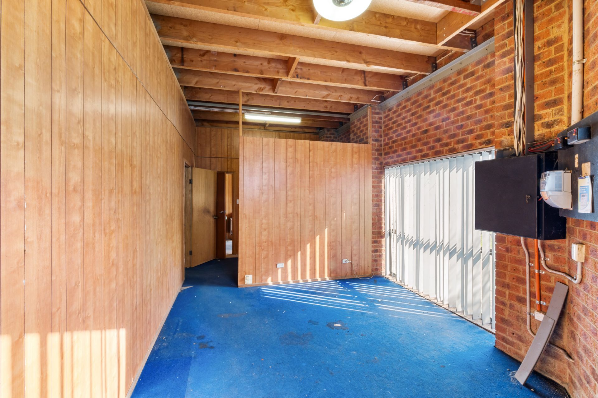 Stand-Alone 556m2 Warehouse Corner Location