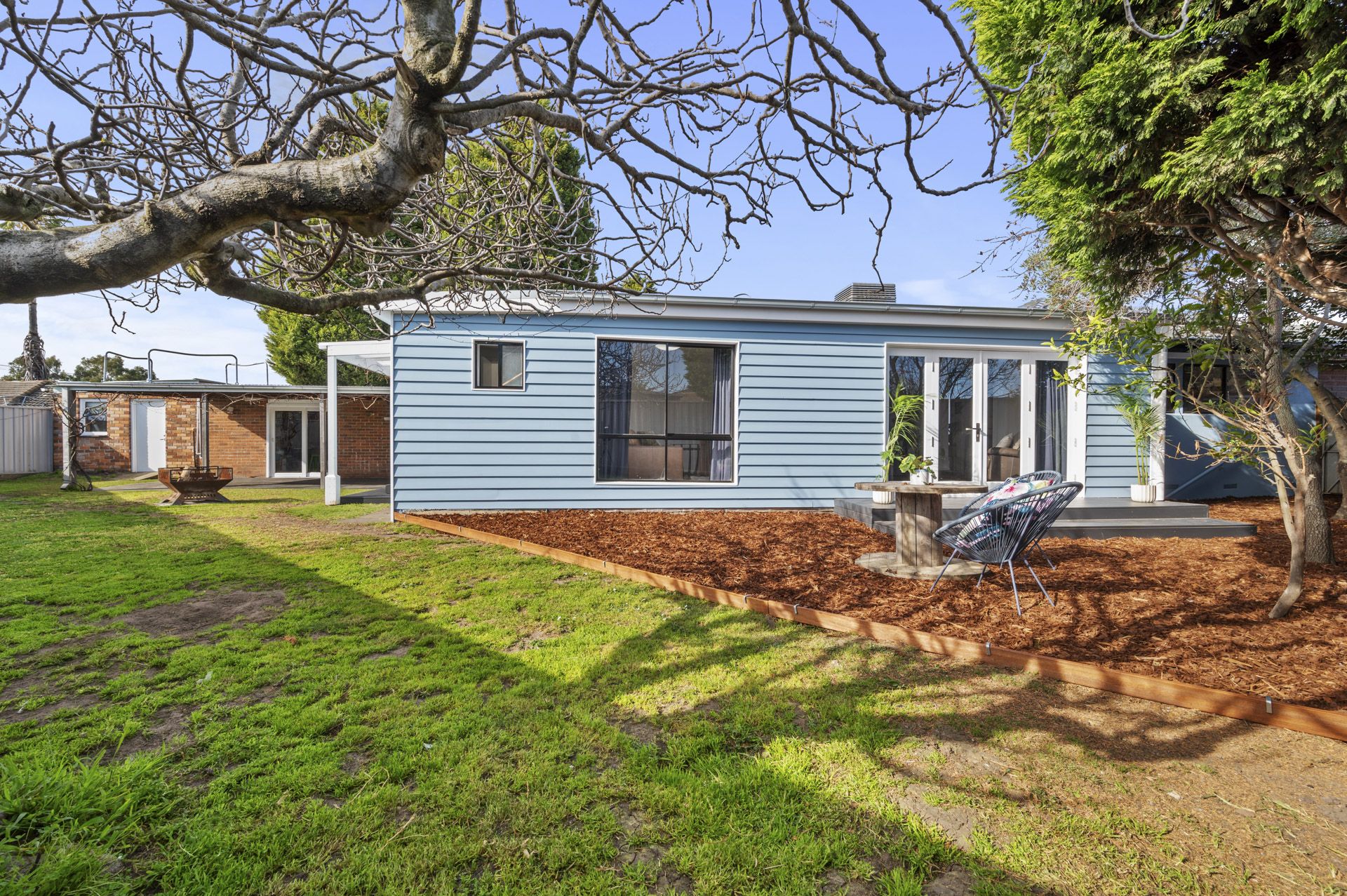 MODERN APPEAL - 5 BEDROOMS,  2 BATHROOMS