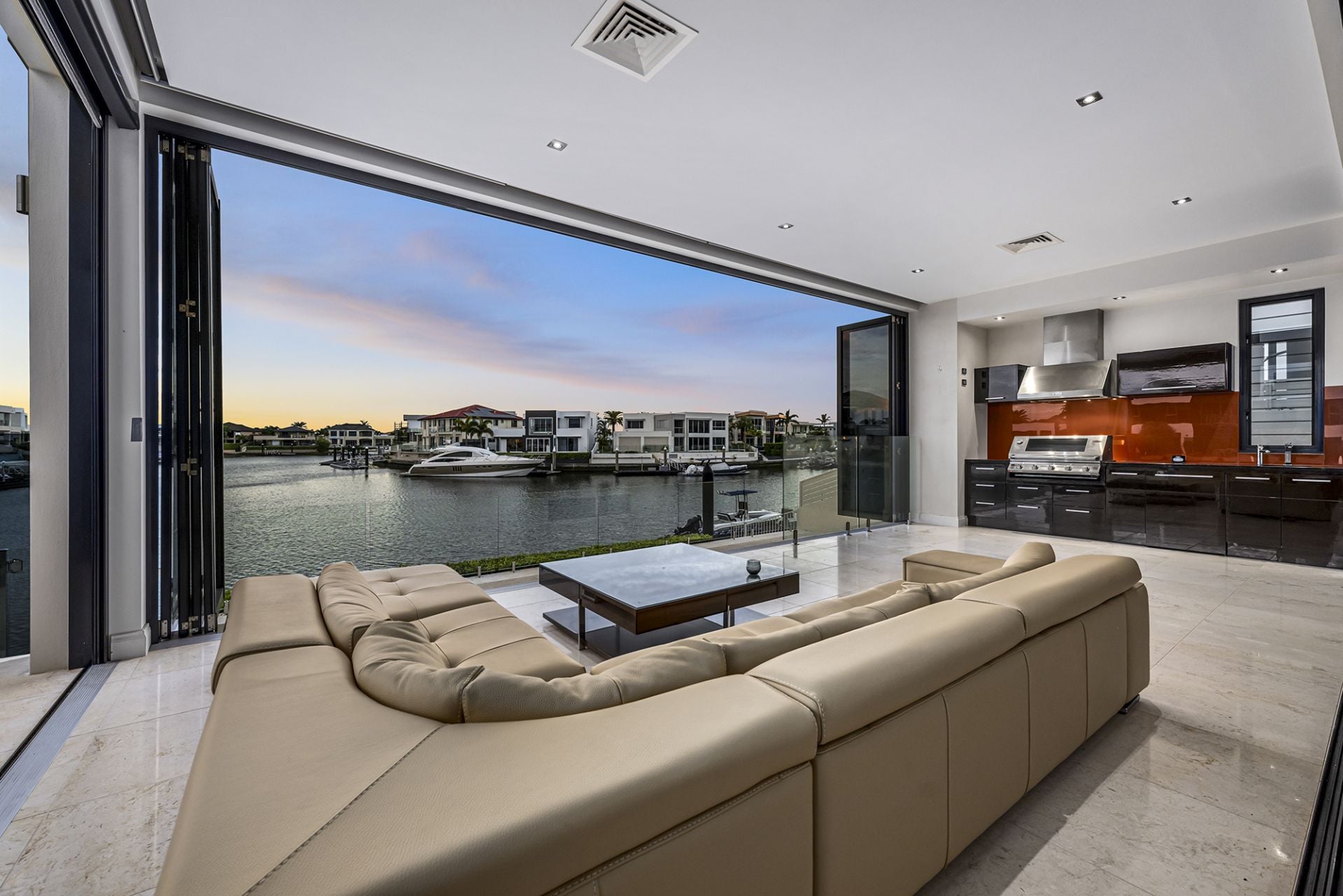 4 King Charles Drive, Sovereign Islands - Thumbnail 4