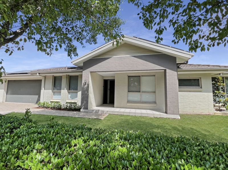 Beautiful Freshly Painted Family Home in a Great Estate